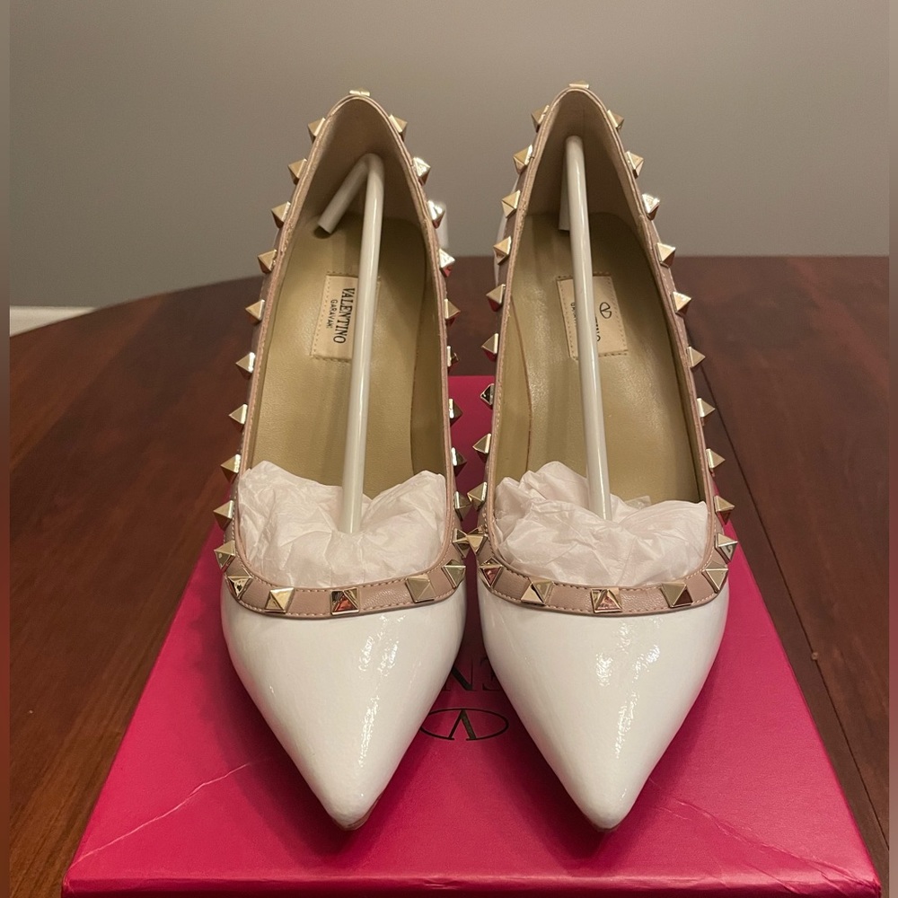 NWOT Women’s size 40 Valentino Garavani White Rockstud Patent Leather Pumps